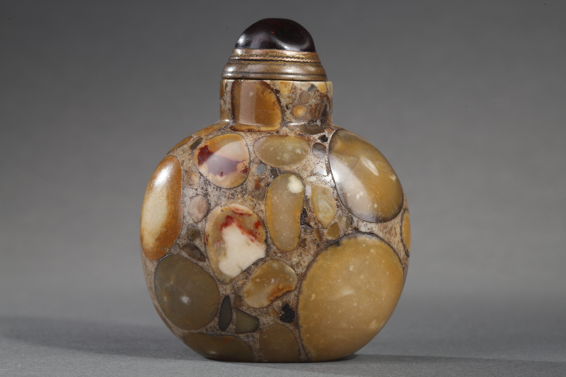 Puddingstone globular shape Chinese snuff bottle